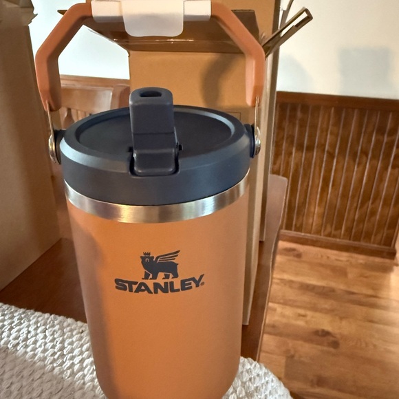 Stanley Vibrant brown Tumbler with Flip Straw - Picture 2 of 4